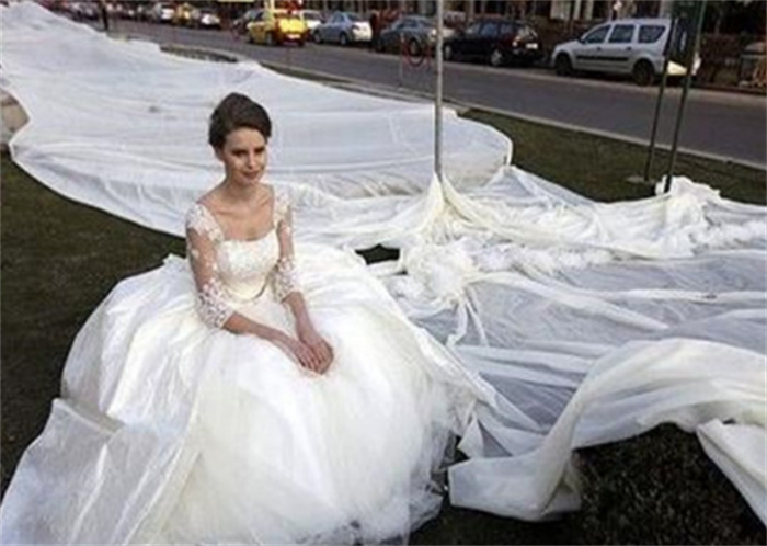 世界上最长的婚纱 耗时一个月完成4100米长
