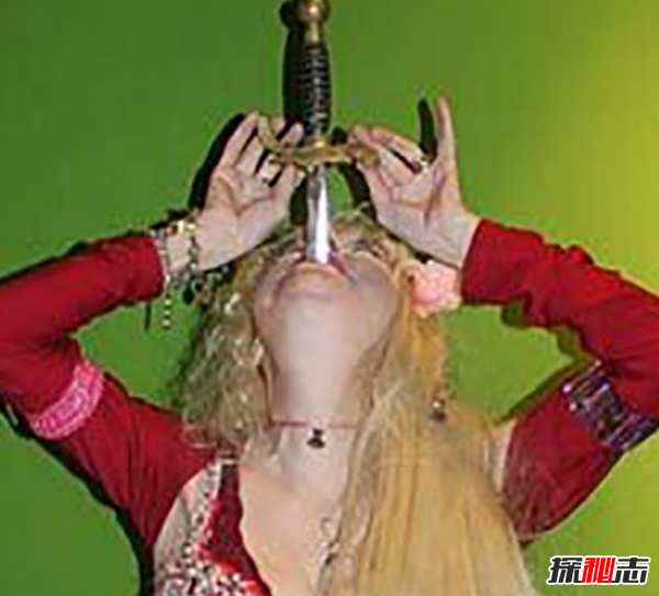 嗔目结舌!世界上最古怪的10个女人,娜塔莎·韦鲁什卡能吞14把剑