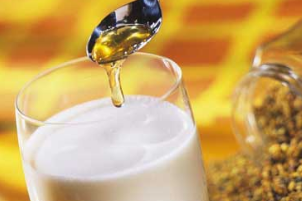 牛奶和蜂蜜能一起喝吗：可以一起喝 建议睡前喝更好