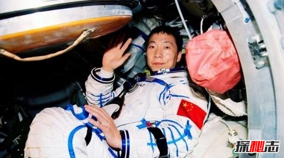 杨利伟出舱时满脸鲜血