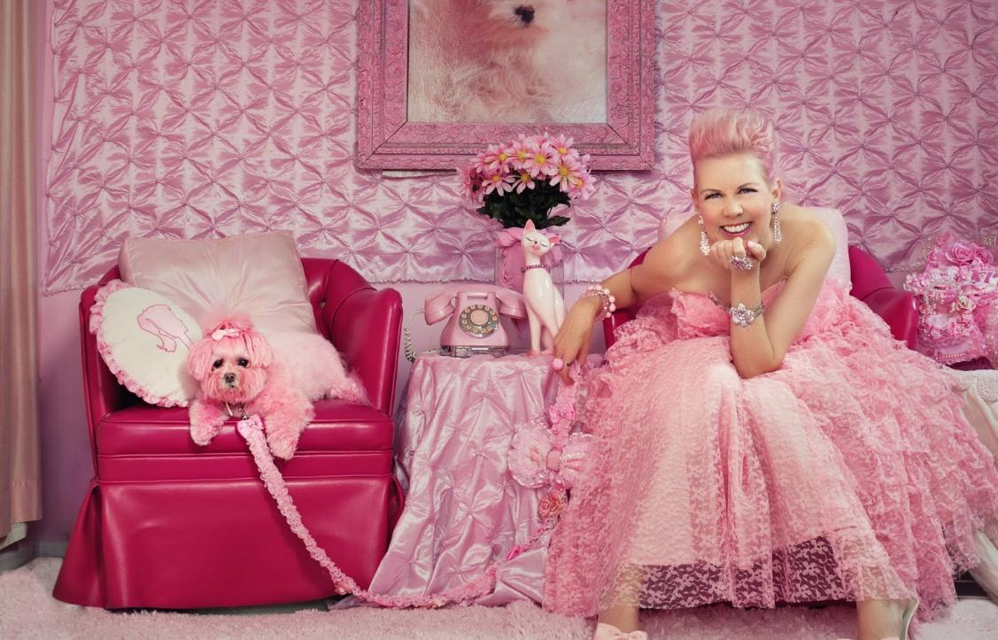 这个世界上最喜欢粉色的人 连她的狗都是粉色的（极致喜爱）