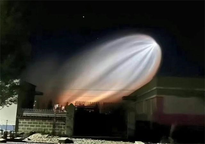 新疆夜空 飞过巨型发光不明飞行物体（俄罗斯火箭）