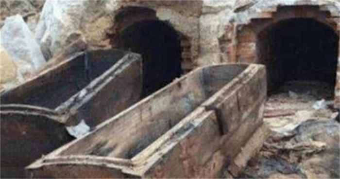 安徽出土两座黑色棺材 墓主人头颅消失（楚国墓）