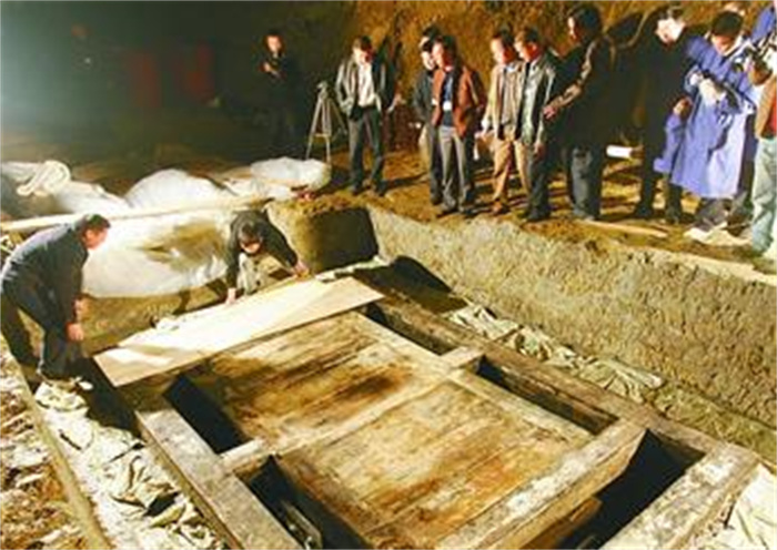 湖北发现汉朝古墓 黑色棺材出现尸影（汉朝古墓）