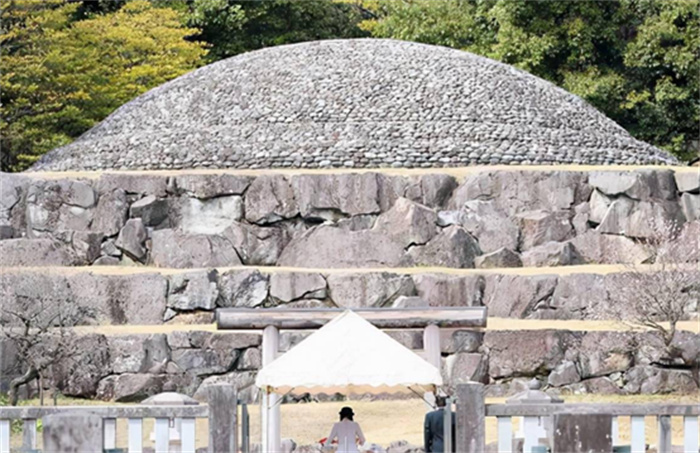 日本人祭奠的先祖墓 挖出来中国文物（日本古墓）
