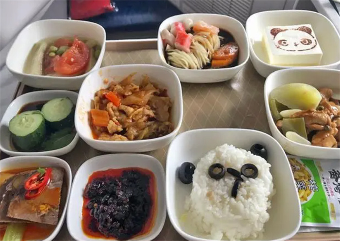 中美两国的飞机餐 都有什么区别（飞机饮食）