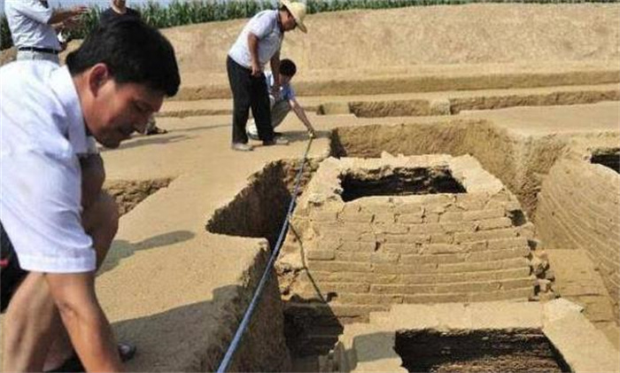 考古专家在古墓中发现一物，洗净后大惊失色：挖到自己祖坟了！