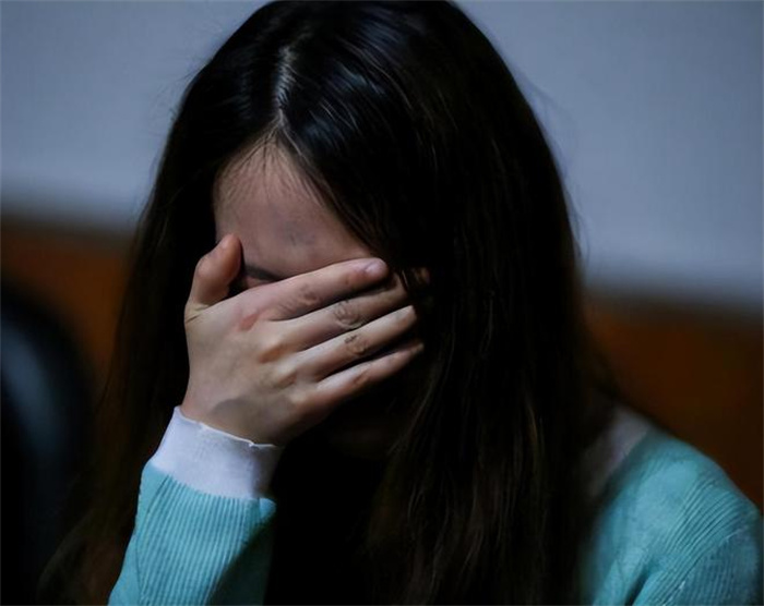 ����Ů����һ������ ��Ȼ�����ͬ��ǿ�飨�������룩
