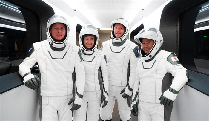 SpaceX第二次载人航天启程 送四名私人宇航员飞往国际空间站