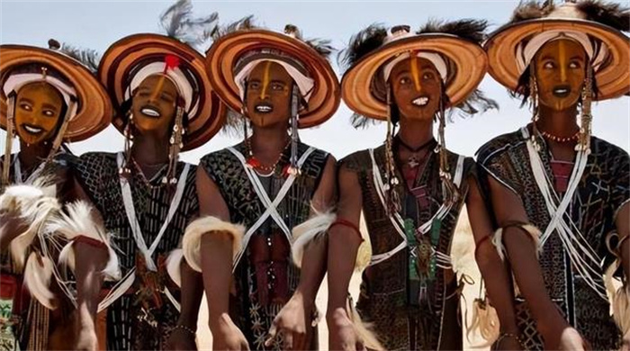 非洲沃达贝部落，女人可以拥有多名丈夫，男人浓妆艳抹才有人要