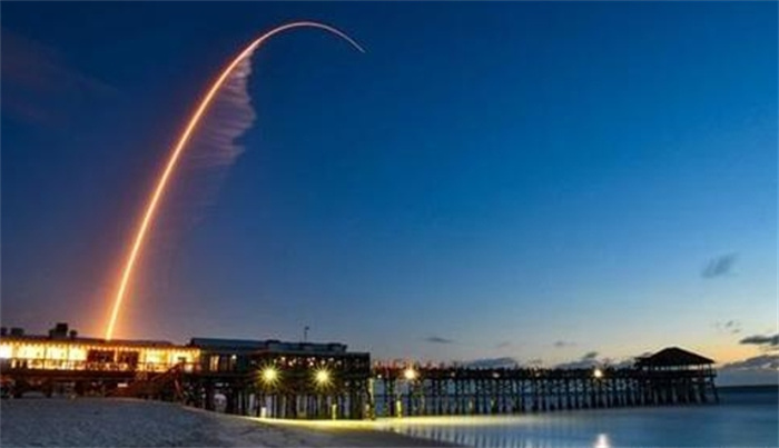 SpaceX在弗州发射火箭 导致新西兰夜空出现螺旋蓝光