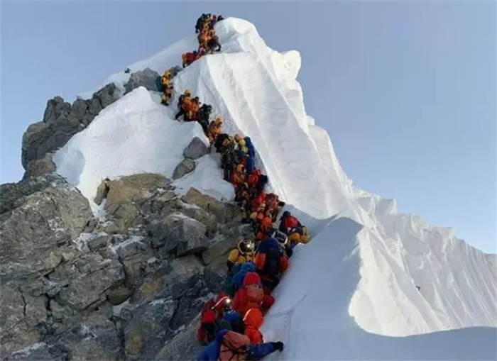 中国登山者在珠峰遇难，原因为“失温”致幻？遗骸为何难以运回？