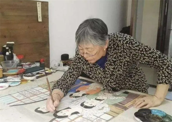 71岁老奶奶陪孙女画画，却意外成艺术家，专家摇头：瞎画