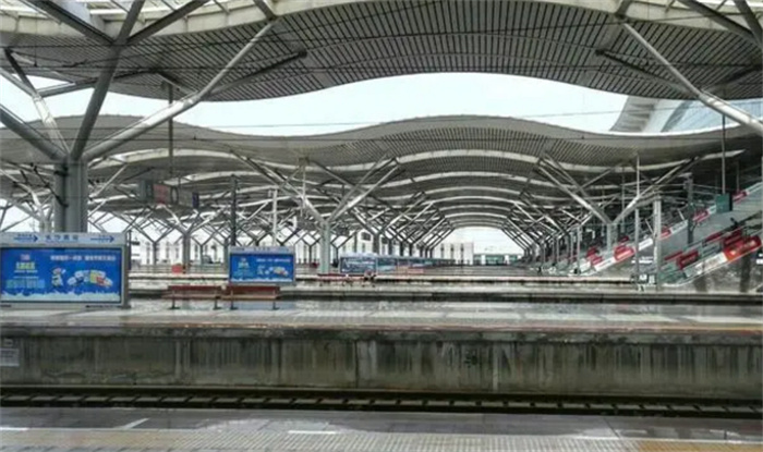 美国游客拍摄长沙高铁站 中国建设有多强大（中国建设）