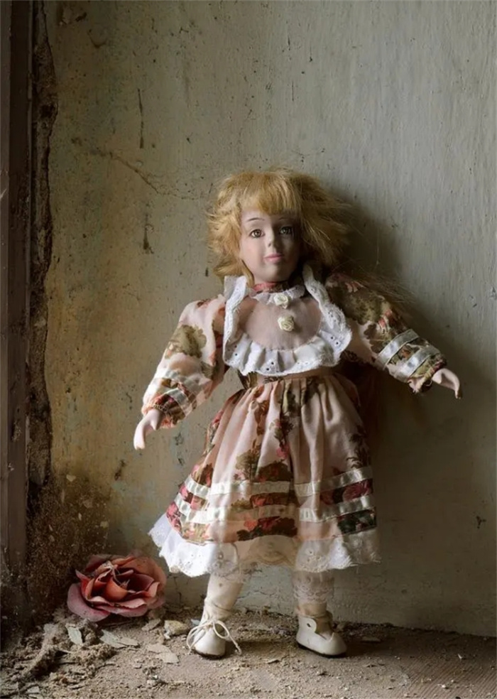 美国恐怖娃娃安娜贝尔的真实故事：比电影更凶残，让牧师半身不遂
