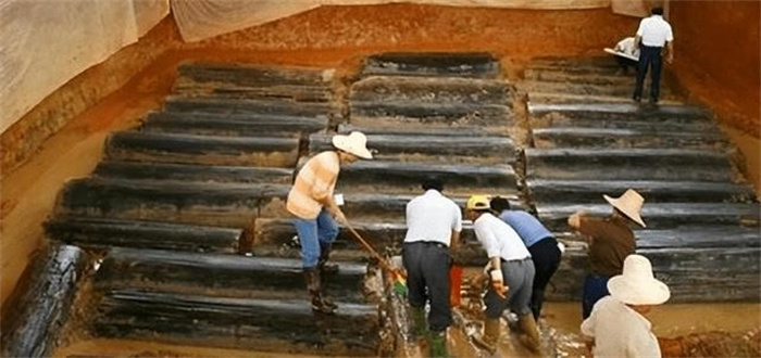 2007年江西挖出46具棺木 46位少女陪葬 头盖骨消失脑髓完好