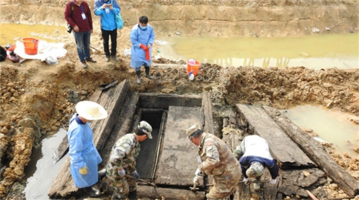 江苏发现汉代墓穴 棺材里冒出一条大白腿（千年不腐）