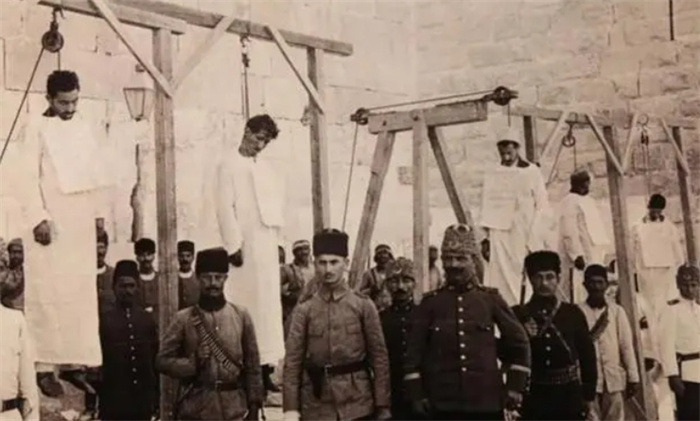 1915年亚美尼亚大屠杀：少女被钉在十字架上，活人被当成试验品