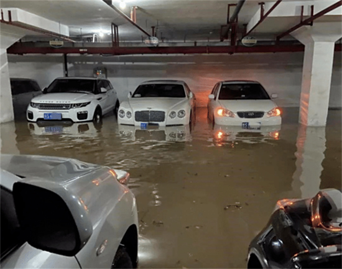 福州200多辆车被淹 业主挪车被拒 该物业引发质疑