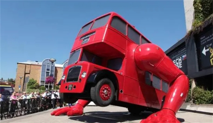 独一无二的公交车，能在游客面前做俯卧撑，堪称世界之最！