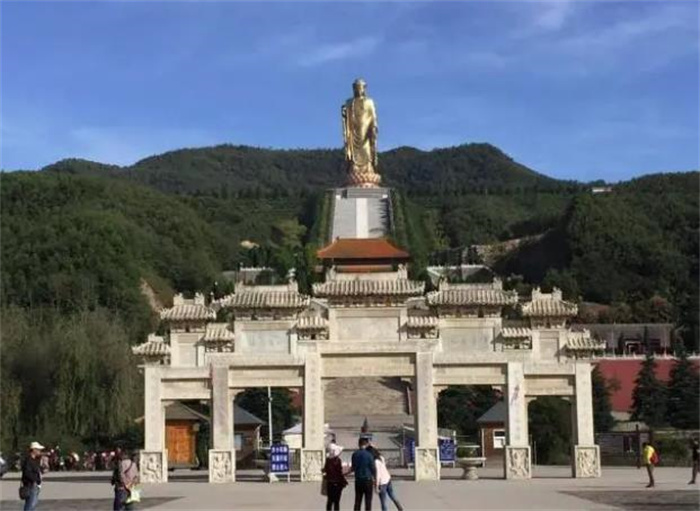 世界上最高的大佛，耗资12亿相当于70层楼高，如今却无人来参拜！