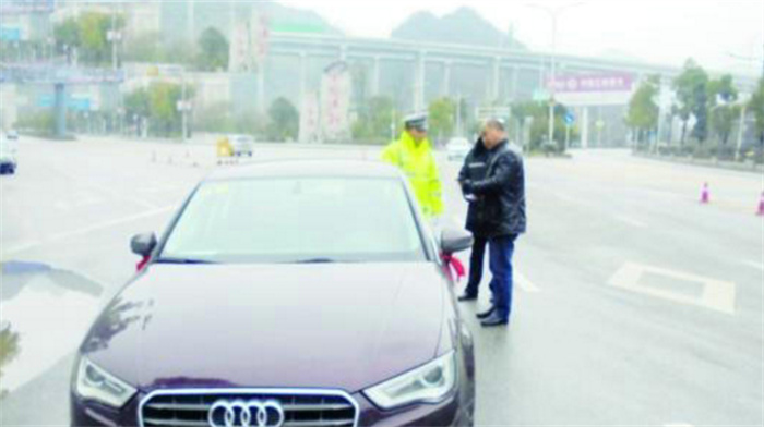 交警路上拦下奥迪车 司机掏出火车驾照（违反交规）
