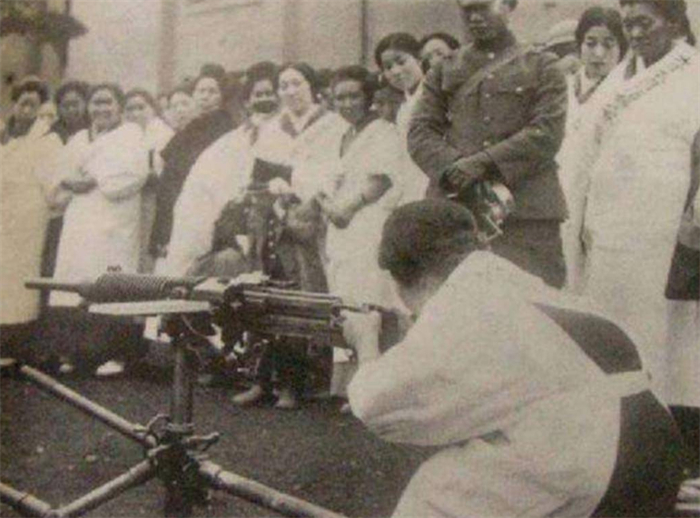 日本士兵观看慰安妇表演 表演者是自己妻子（疯狂战争）