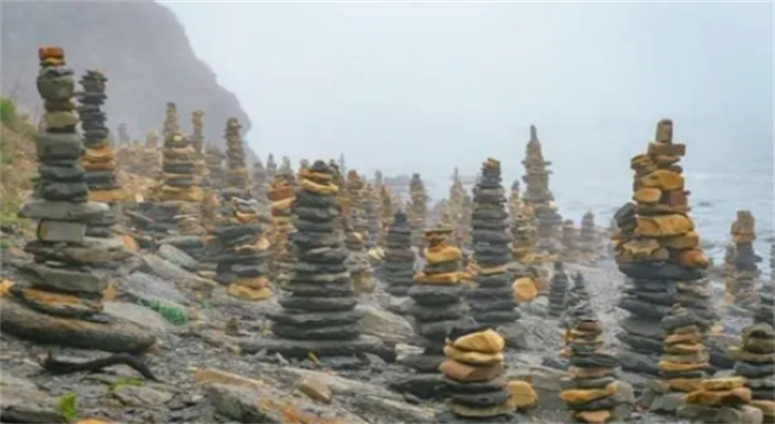 俄罗斯海滩出现许多神秘的“巨石塔”  数量每天都在增加