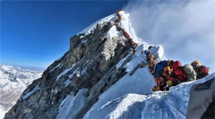 在尸体上行走  成功登顶者描述珠穆朗玛峰上的“死亡和混乱”