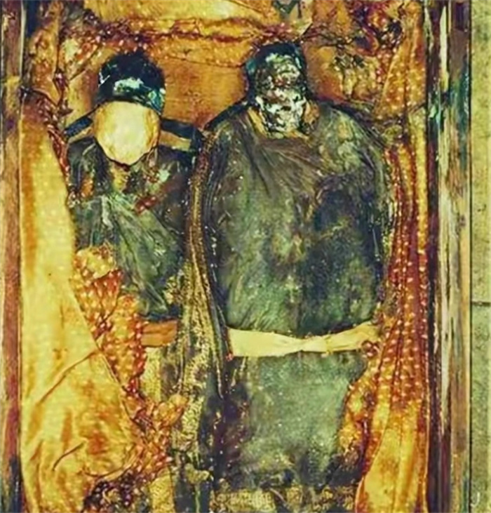 哈尔滨挖出金代古墓 尸体脸上盖着黄布（金代古墓）