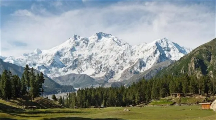 喜马拉雅山发生雪崩，8名登山者失踪，意外发现5具神秘尸体