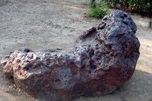 世界上最大的铁牛石铁陨石，1200年历史(至今无人搬动)
