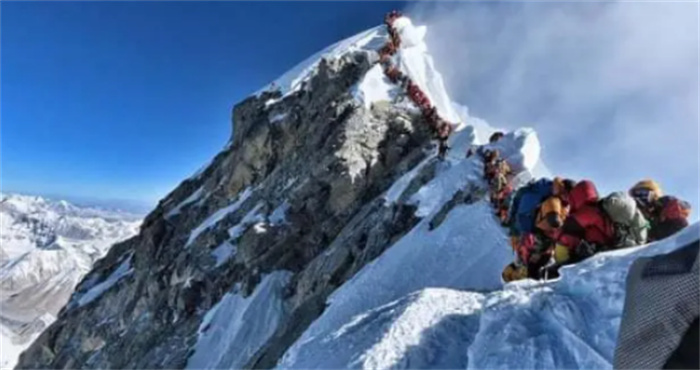 死亡地带：百名登山者在珠峰排队登顶  3人排队太久“累死”
