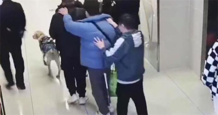 高铁上的乘务员 为啥大多比较年轻(高铁乘务员)