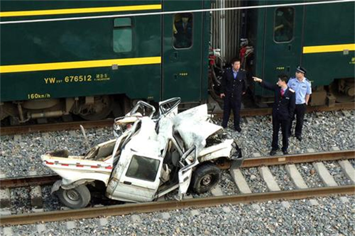 河南一货车与火车相撞 货车司机身亡 火车司机未受伤