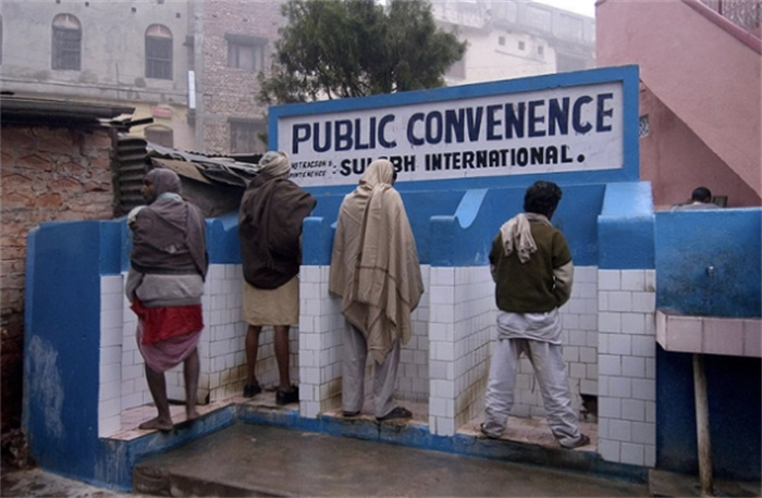 印度的厕所文化 让女性很是无奈（印度厕所）