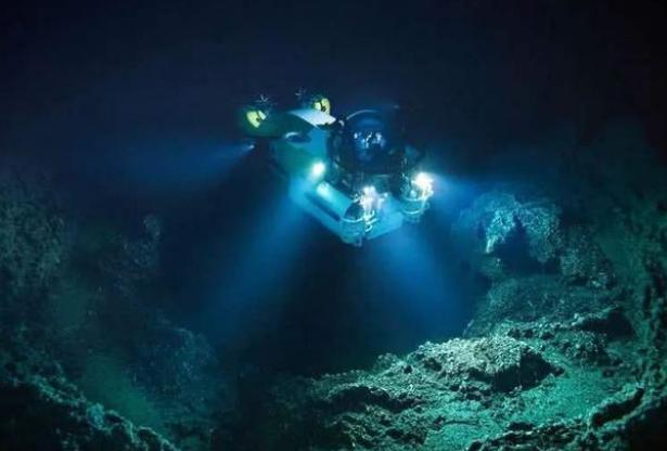 我国最新创造的万米深海潜艇已经下潜到海底1万m