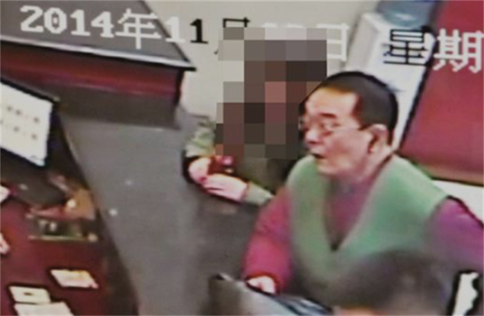 57岁老头冒充特工 对女大学生骗财骗色（学生安全）