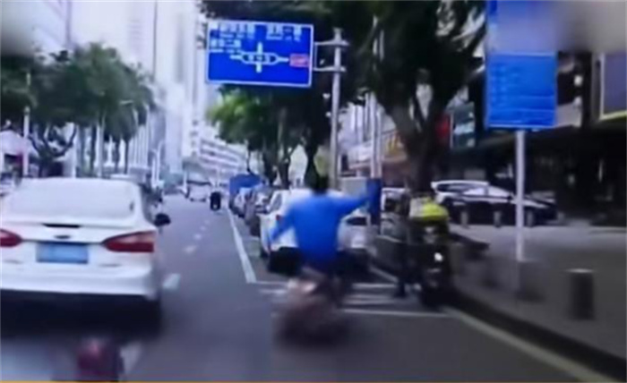 电动车频繁挑衅车辆 被司机撞到在地后暴打（路怒症）