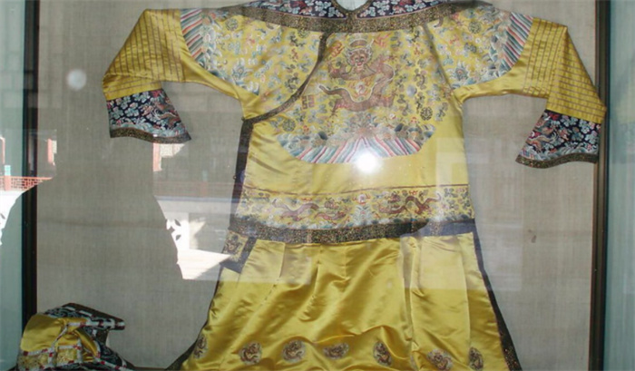 内蒙古出土贵族墓 女尸穿着龙袍（康熙女儿）
