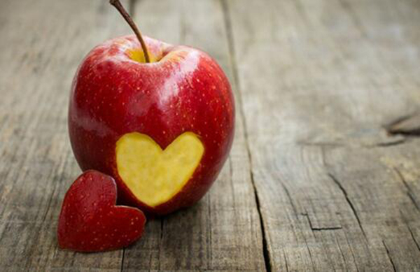 苹果心烂了还能吃吗 有很多细菌影响身体健康（不能吃）(图1)