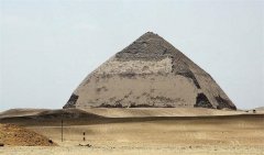 古埃及5大未解之谜2：4600年前金字塔旁，蹲着13岁古代少女遗骸