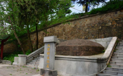 武汉长江大桥下的农民皇帝 没有人祭拜成为荒坟（皇帝坟墓）