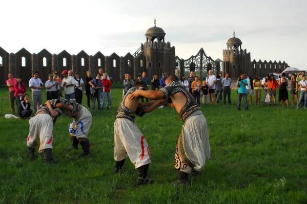 蒙古族的传统节日 节日必备赛马摔跤射箭歌舞(那达慕大会)(图2)
