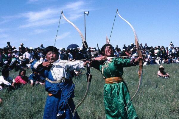 蒙古族的传统节日 节日必备赛马摔跤射箭歌舞(那达慕大会)(图4)