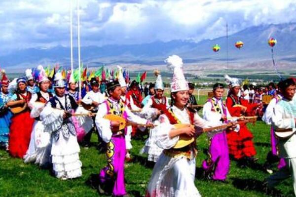 蒙古族的传统节日 节日必备赛马摔跤射箭歌舞(那达慕大会)(图3)