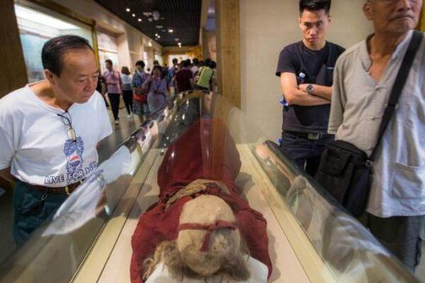镀金婴尸制作过程 将死婴干尸用金箔包裹辟邪(手段残忍)_探秘志