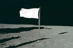 玉兔拍到了美国国旗变白了：太阳辐射(美被质疑登月造假)