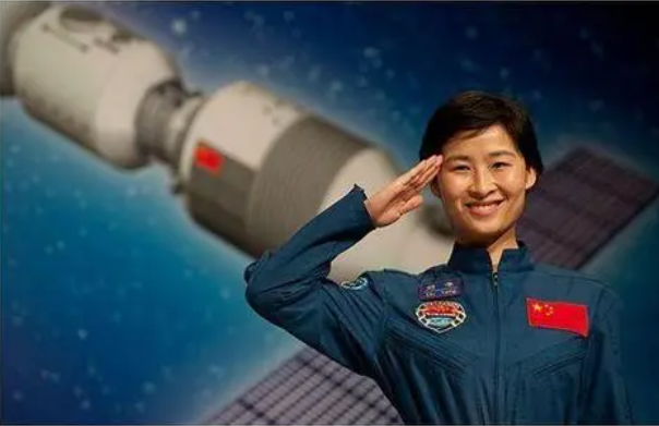 中国第一个航天员是谁：杨利伟(中国培养第一代宇航员)