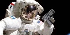 宇航员在空间站 随身佩戴着枪 用来做什么？（太空配枪）